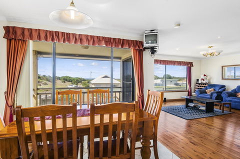 Rocks Retreat House With Sea Views - Accommodation Australia 14