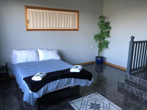 Rocks Retreat House With Sea Views - Accommodation Australia 4