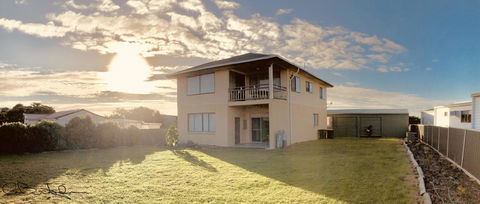 Rocks Retreat House With Sea Views - Accommodation Australia 5