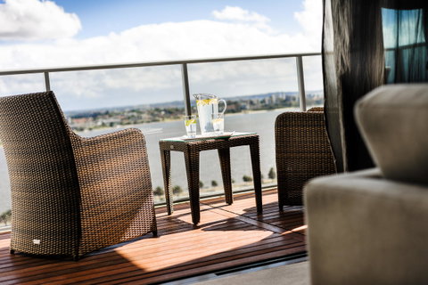 Fraser Suites Perth - Bed n Breakfasts 7