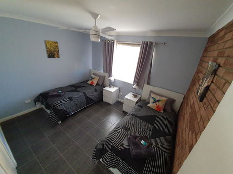 Ocean Beach Chalet 18 - Accommodation Australia 8