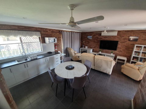 Ocean Beach Chalet 18 - Accommodation Australia 3