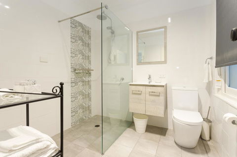Blue Door Apartments - Australia Shopping 1