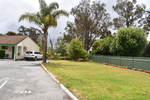 Mount Barker Valley Views Motel & Chalets, Western Australia - Accommodation Australia 21