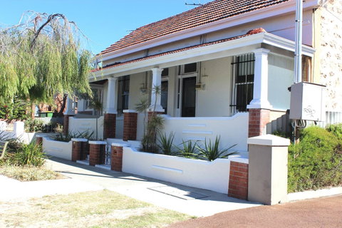 Captain\'s Heritage Cottage - Central Fremantle 2 Bedroom Historic Cottage - Accommodation Australia 0