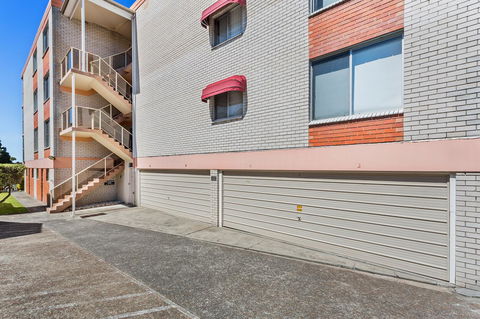Laman Lodge, Unit 2, 15 Laman Street - Accommodation Australia 14