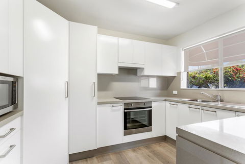 Laman Lodge, Unit 2, 15 Laman Street - Accommodation Australia 7