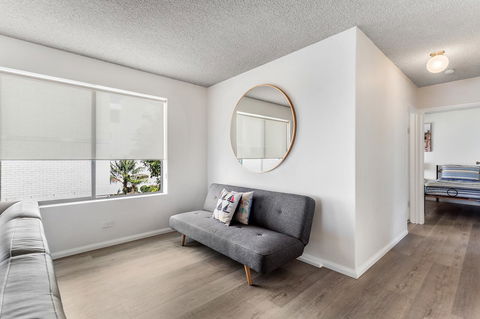 Laman Lodge, Unit 2, 15 Laman Street - Accommodation Australia 4