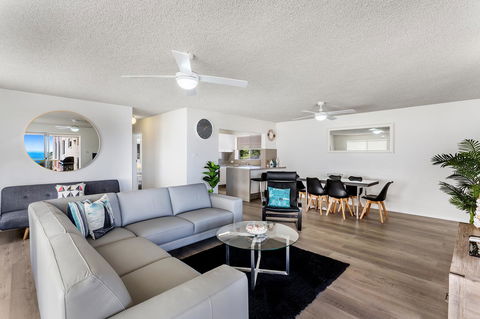 Laman Lodge, Unit 2, 15 Laman Street - Accommodation Australia 3