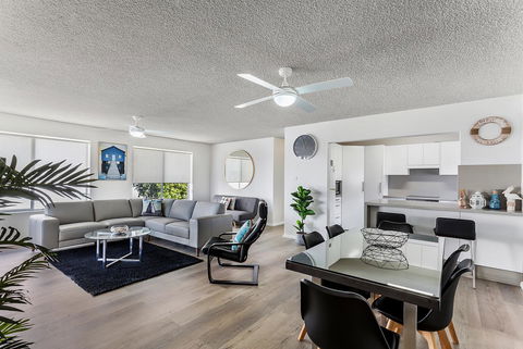Laman Lodge, Unit 2, 15 Laman Street - Accommodation Australia 2