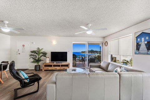 Laman Lodge, Unit 2, 15 Laman Street - Accommodation Australia 0