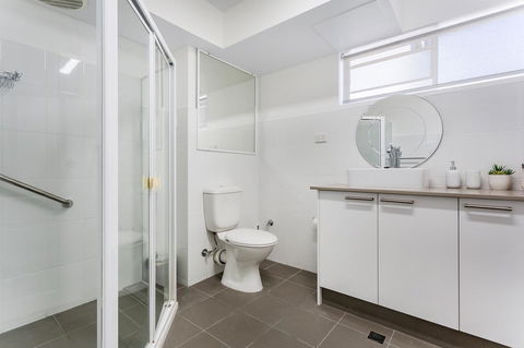 Laman Lodge, Unit 2, 15 Laman Street - Accommodation Australia 11