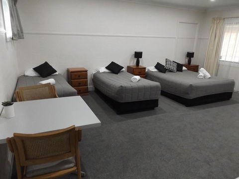 Ben Chifley Motor Inn - Australia Shopping 8