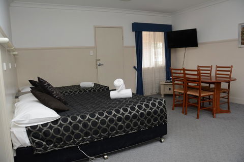 Ben Chifley Motor Inn - Australia Shopping 20