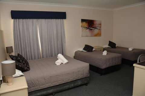Ben Chifley Motor Inn - Australia Shopping 16