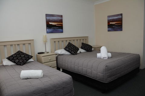 Ben Chifley Motor Inn - Australia Shopping 13