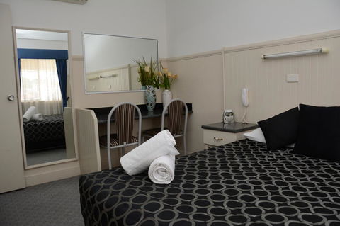 Ben Chifley Motor Inn - Australia Shopping 18