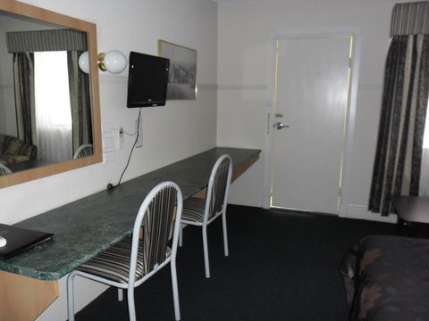 Ben Chifley Motor Inn - Australia Shopping 40