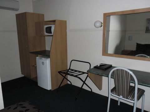 Ben Chifley Motor Inn - Australia Shopping 33