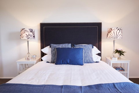 Bright And Spacious Family Home With Leafy Deck - Local Tourism 6