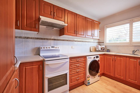 Bright And Spacious Family Home With Leafy Deck - Local Tourism 17