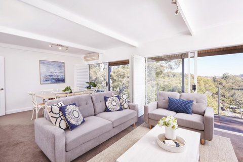 Bright And Spacious Family Home With Leafy Deck - Local Tourism 0