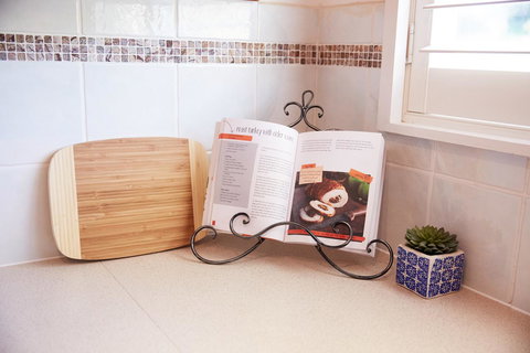 Bright And Spacious Family Home With Leafy Deck - Local Tourism 20