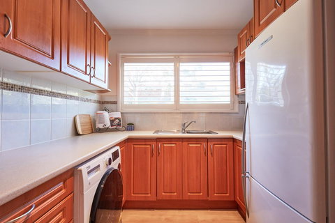 Bright And Spacious Family Home With Leafy Deck - Local Tourism 18