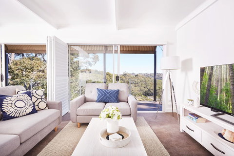 Bright And Spacious Family Home With Leafy Deck - Local Tourism 14