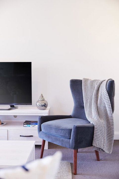 Bright And Spacious Family Home With Leafy Deck - Local Tourism 16