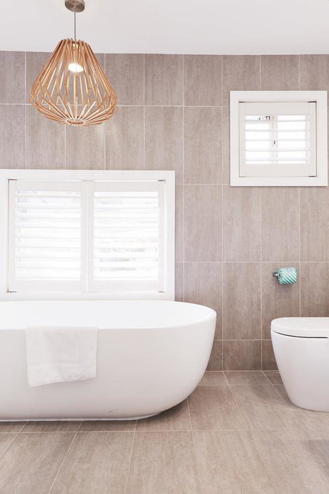 Bright And Spacious Family Home With Leafy Deck - Local Tourism 9