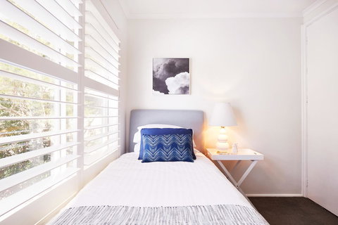 Bright And Spacious Family Home With Leafy Deck - Local Tourism 25