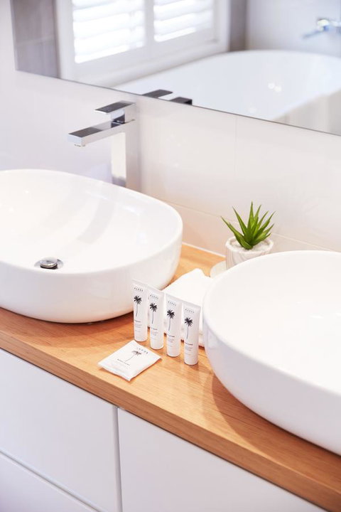 Bright And Spacious Family Home With Leafy Deck - Local Tourism 10