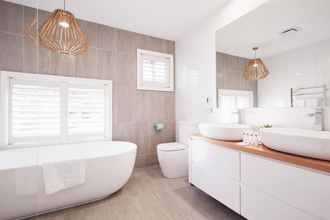 Bright And Spacious Family Home With Leafy Deck - Local Tourism 8