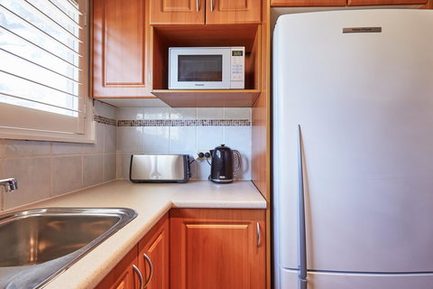 Bright And Spacious Family Home With Leafy Deck - Local Tourism 19