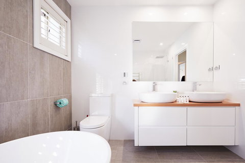 Bright And Spacious Family Home With Leafy Deck - Local Tourism 11