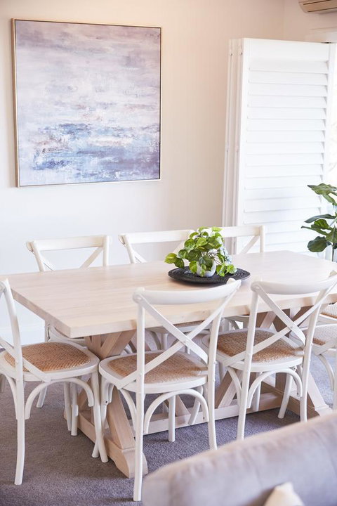 Bright And Spacious Family Home With Leafy Deck - Local Tourism 21