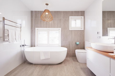 Bright And Spacious Family Home With Leafy Deck - Local Tourism 2