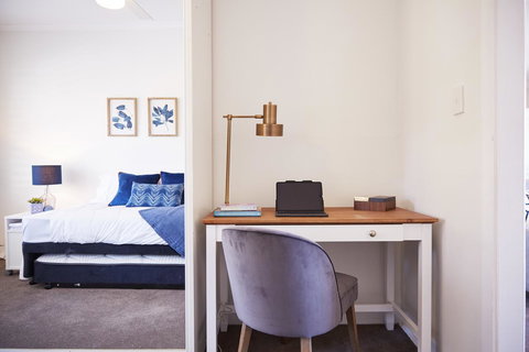 Bright And Spacious Family Home With Leafy Deck - Local Tourism 27