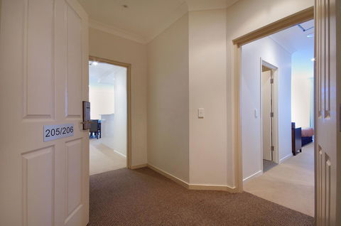 Macquarie Waters Boutique Apartment Hotel - Local Tourism 7