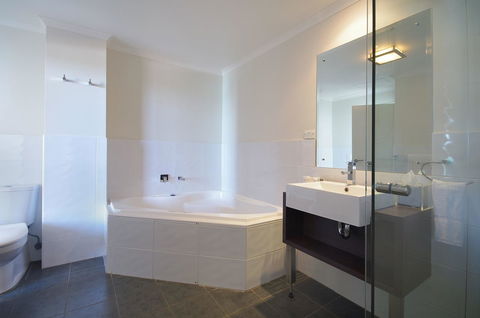 Macquarie Waters Boutique Apartment Hotel - Local Tourism 28