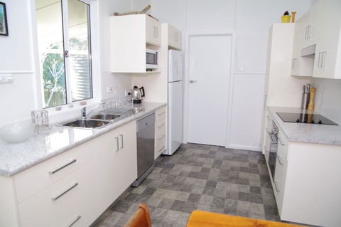 Fleur Cottage, 7 Willow Street - Accommodation Australia 3