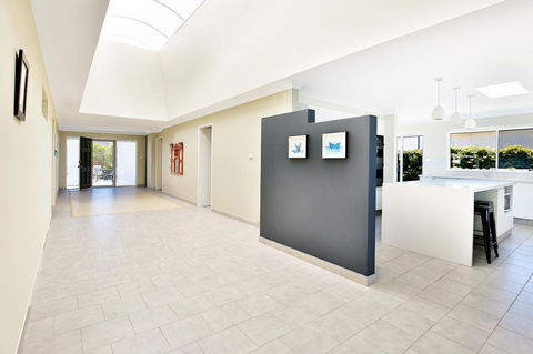 Neptune I Absolute Beachfront I Stunning Views - Australia Shopping 24