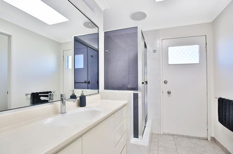 Neptune I Absolute Beachfront I Stunning Views - Australia Shopping 19