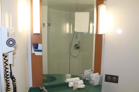 Ibis Newcastle - Accommodation Australia 11