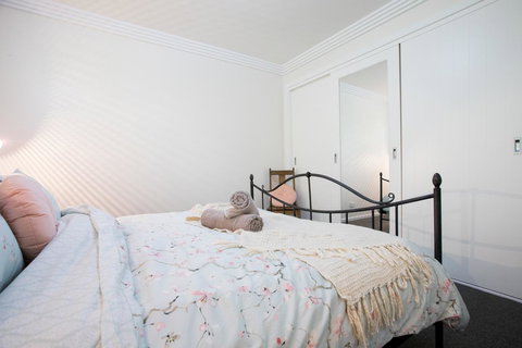 Armidale Cottage - House 2 - Australia Shopping 24