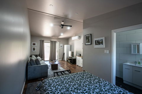 Pound Creek Gallery - Local Tourism 16