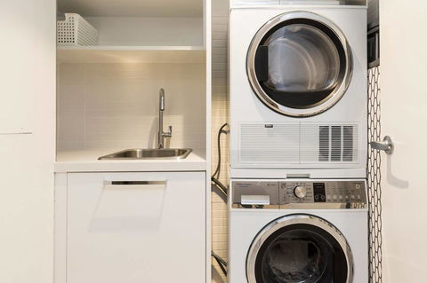 Nobbs Â· Executive 2 Storey Sydney Apartment With Pool - Local Tourism 11