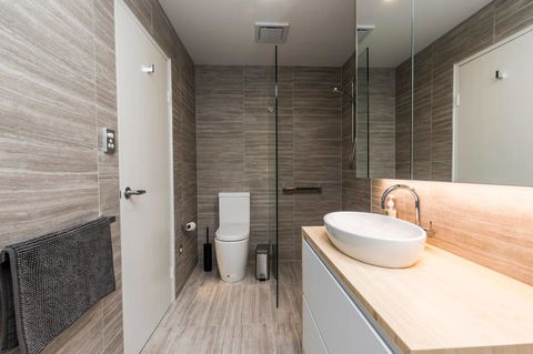Nobbs Â· Executive 2 Storey Sydney Apartment With Pool - Local Tourism 9