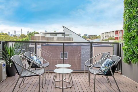 Large Light Luxe 3BDR 2BA Free Parking - Walk To Sydney Uni And RPA - Accommodation Australia 4